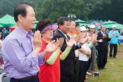 박수치시는 시장님부부와 관련인사들1