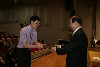 사령장을 교부하시는 시장님의 모습175