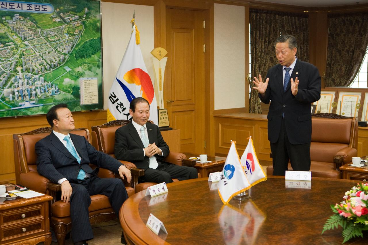 의원님들과 한자리에 모여서 이야기하는 자리에서 한 의원님이 일어나서 이야기 하시는 모습6