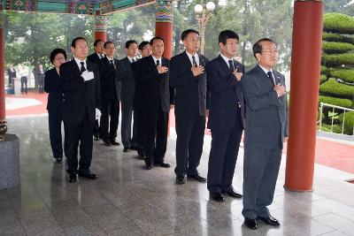 일렬로 서서 국기에 대한 경례를 하시는 시장님 부부와 부시장님과 관계자들