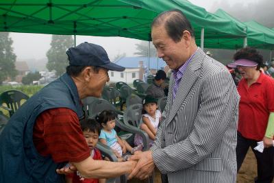 청암산 구슬뫼 등산축제에 온 시민과 악수하시는 시장님