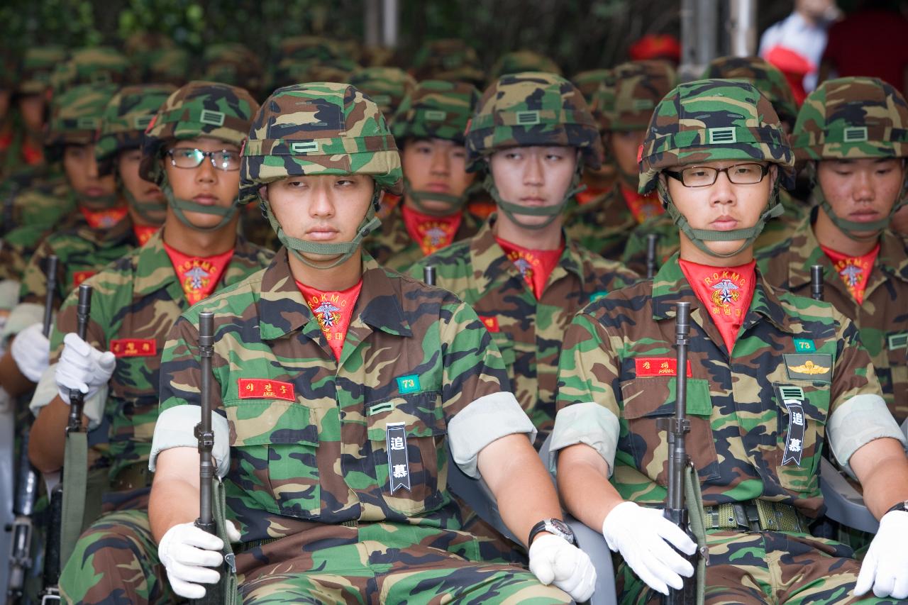 해병대 전투전적 추모행사에  참여한 군인들