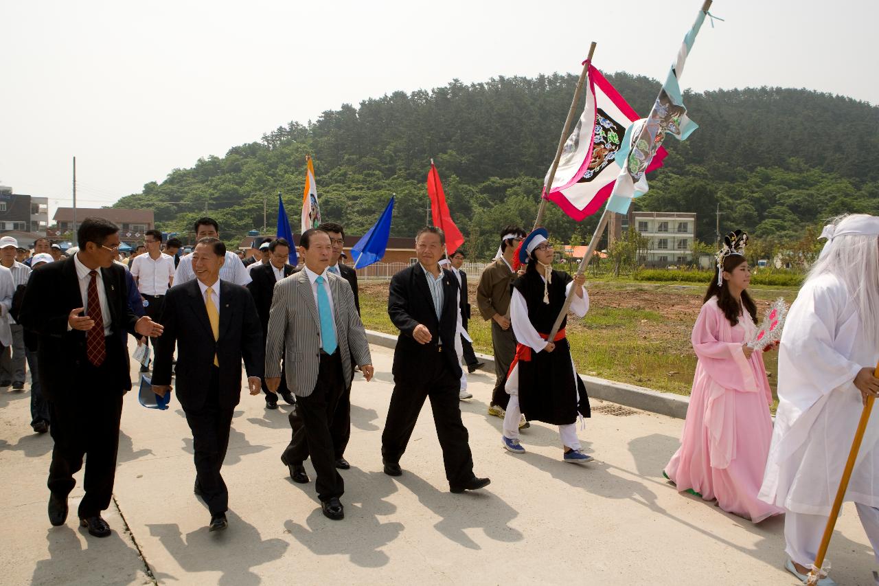 선유도를 둘러보시는 시장님과 관련인사들2