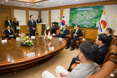 의원님들과 한자리에 모여서 이야기하는 자리에서 한 의원님이 일어나서 이야기 하시는 모습4