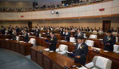 선서문을 읽으시는 의원님들1