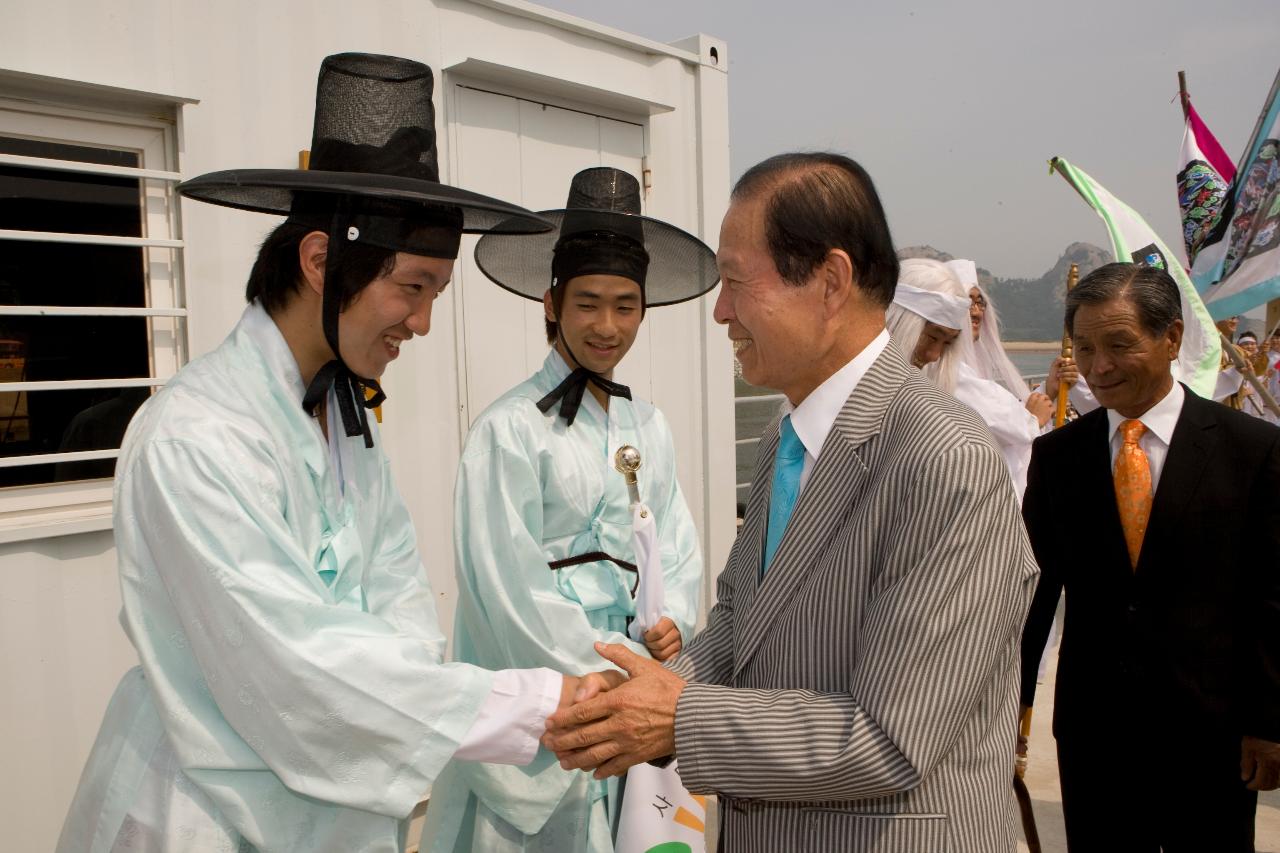 선유도 해수욕장 개장 기념 축하공연단과 약수를 하시는 시장님3