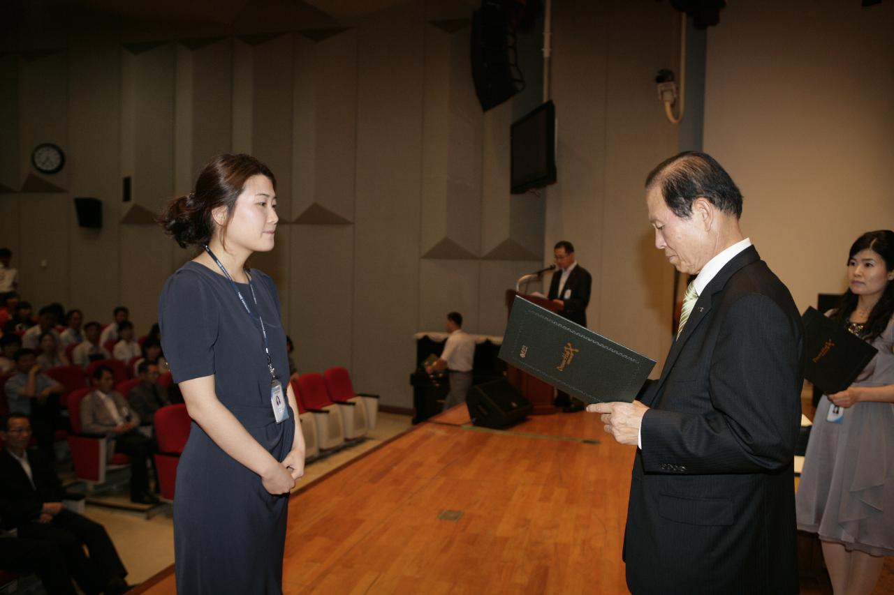 사령장을 교부하시는 시장님의 모습133