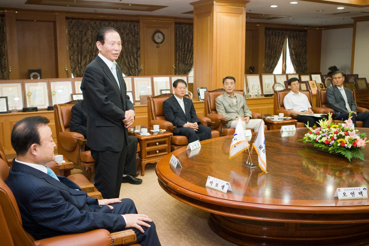 의원님들과 한자리에 모여서 이야기하는 자리에서 문동신 시장님께서 일어나서 말씀하시는 모습5