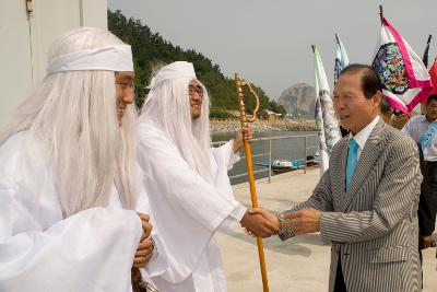 선유도 해수욕장 개장 기념 축하공연단과 약수를 하시는 시장님1