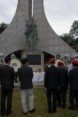 해병대 전투전적 기념비에 제사상을 차려놓고 서있는 관련인사들의 모습