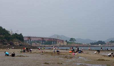 고군산군도 다리가 보이는 해수욕장의 전경1