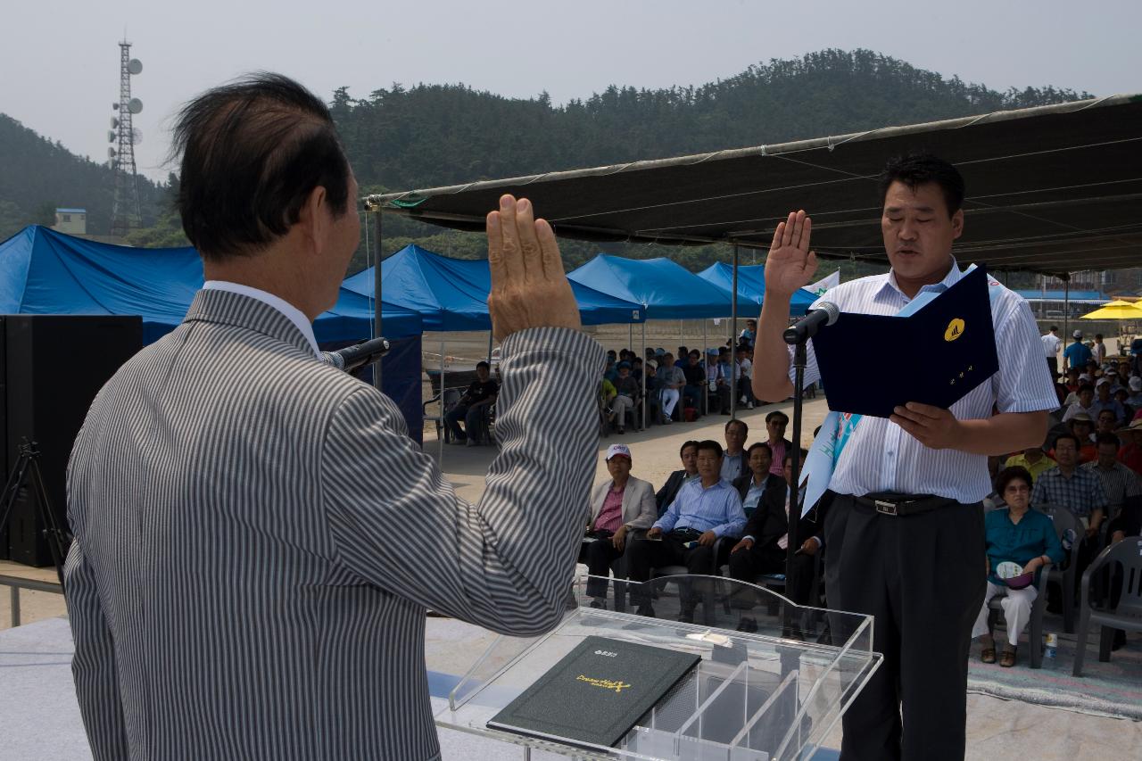 선유도 해수욕장 개장 행사 무대위에서 선서를 하시는 시장님과 선유도 해수욕장 직원1