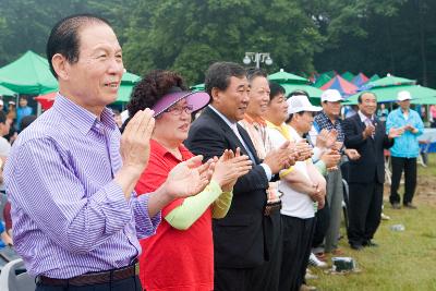 박수치시는 시장님부부와 관련인사들2