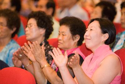 시민문화회관에서 열린 새만금아카데미 축하 남성합창공연을 보고있는 아카데미참석자들의 모습4