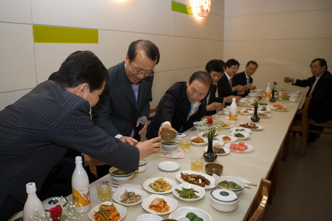 군산시장 취임 기념 축배를 드는 시장님과 부시장님과 관련인사들