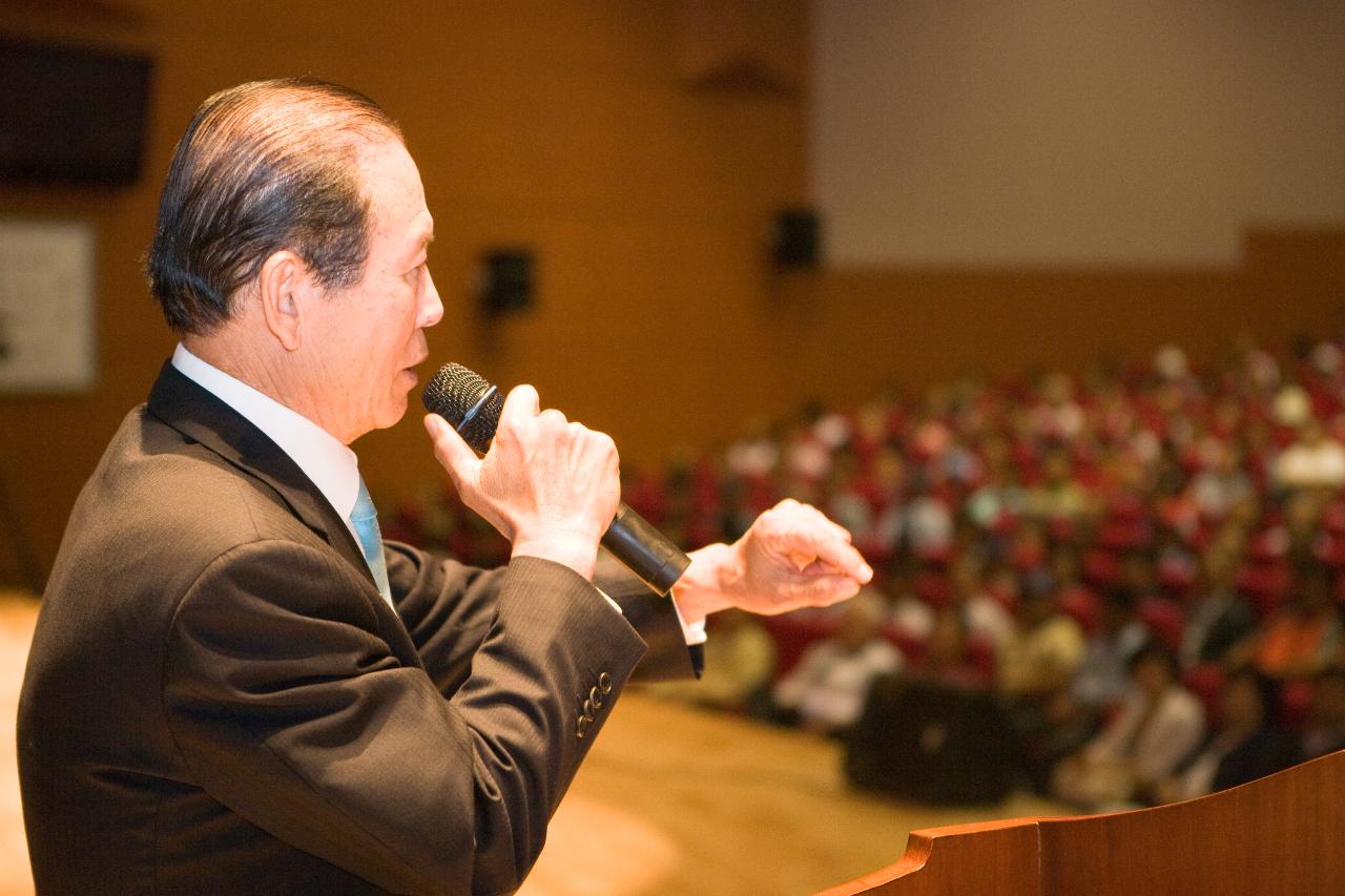 새만금 통선문 및 방수제 축조 설명회에 오셔서 설명하시는 시장님의 모습3