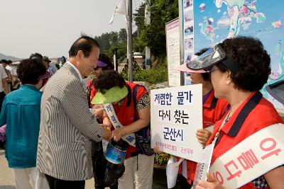 선유도 주민들과 악수하며 인사를 나누시는 시장님3