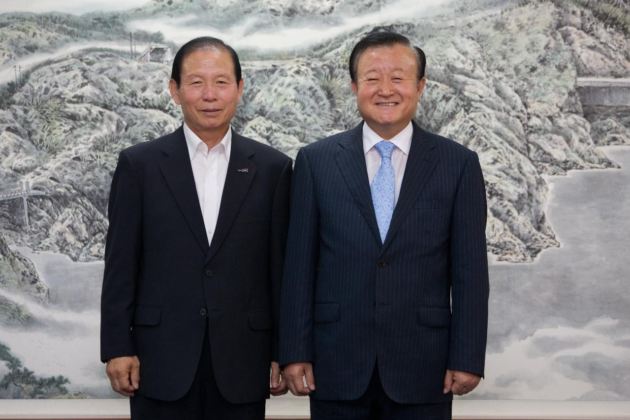 그림액자앞에서 서계신 문동신 시장님과 박보생 김천시장님