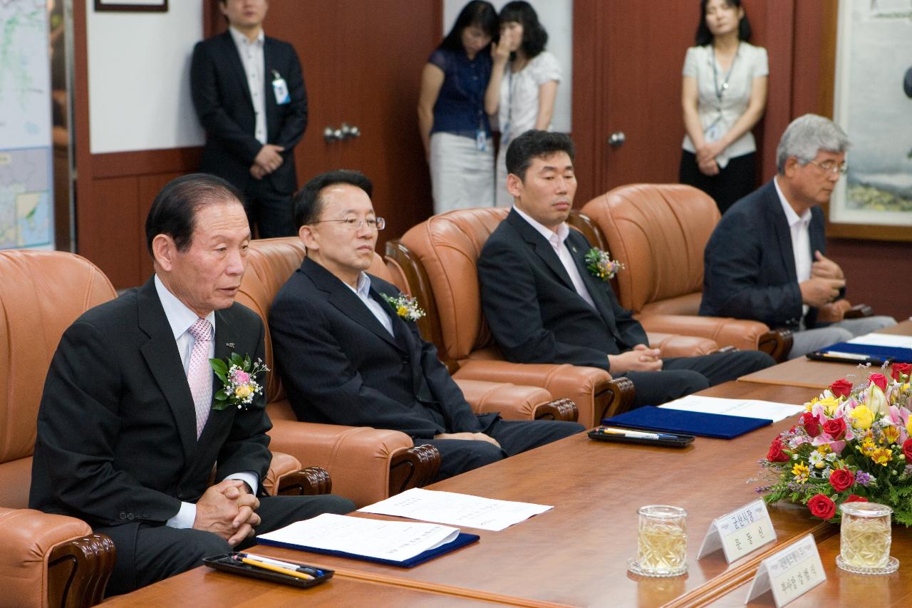 말씀하시는 문동신 시장님을 보는 대표님들2