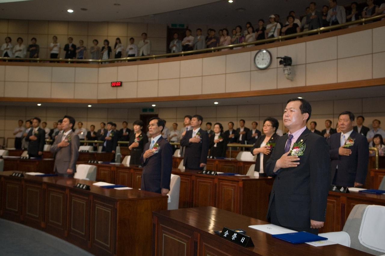 국기에 대한 경례를 하시는 의원님들1