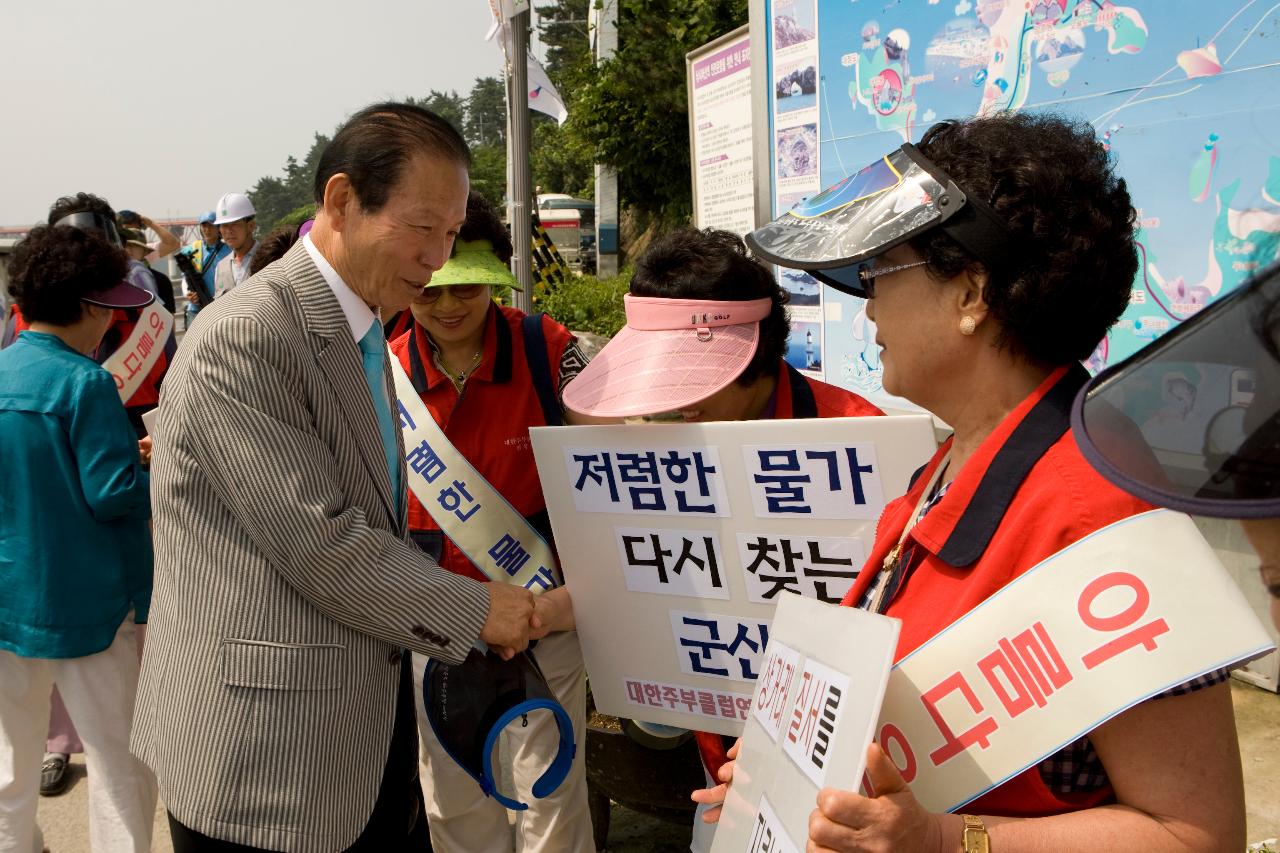 선유도 주민들과 악수하며 인사를 나누시는 시장님4