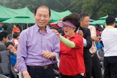 청암산 구슬뫼 둥산축제 행사에 참석하신 시장님 부부1