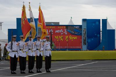 태극기와 해병대 깃발과 총을 들고 일렬로 서있는 학군단의 모습