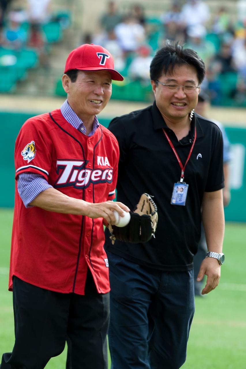 경기장에서 나오시는 문동신 시장님과 관계자