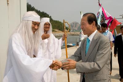 선유도 해수욕장 개장 기념 축하공연단과 약수를 하시는 시장님2