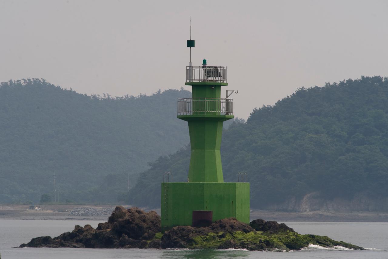 바다 가운데 서있는 연두색 관측대의 모습1