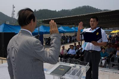 선유도 해수욕장 개장 행사 무대위에서 선서를 하시는 시장님과 선유도 해수욕장 직원2