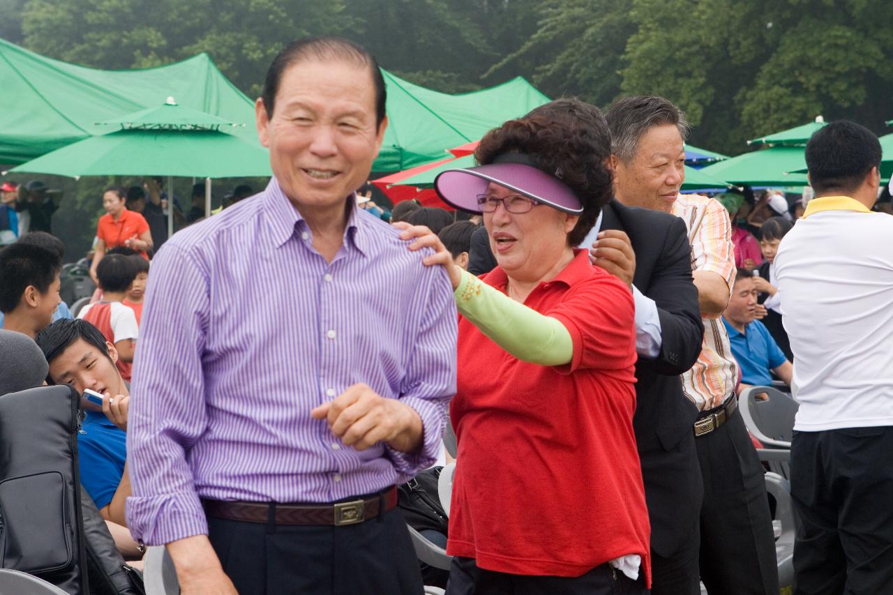 청암산 구슬뫼 둥산축제 행사에 참석하신 시장님 부부1