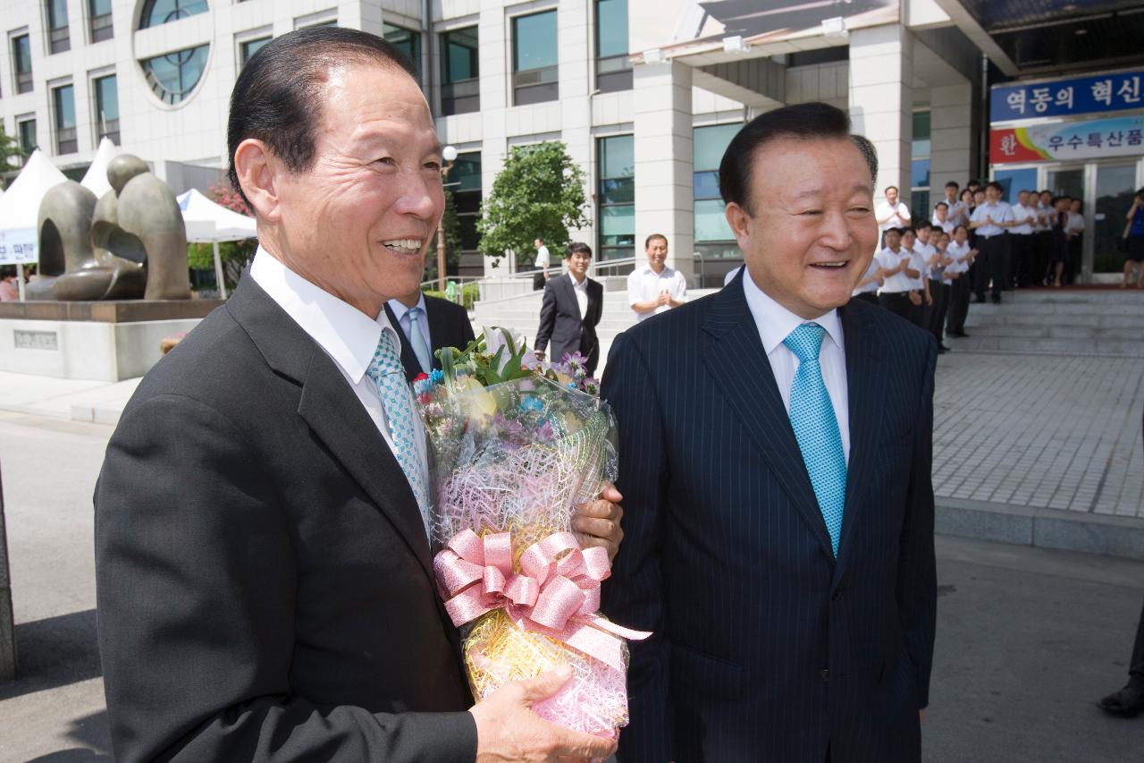 꽃다발을 받아들고 웃으시는 시장님과박보생 김천시장님