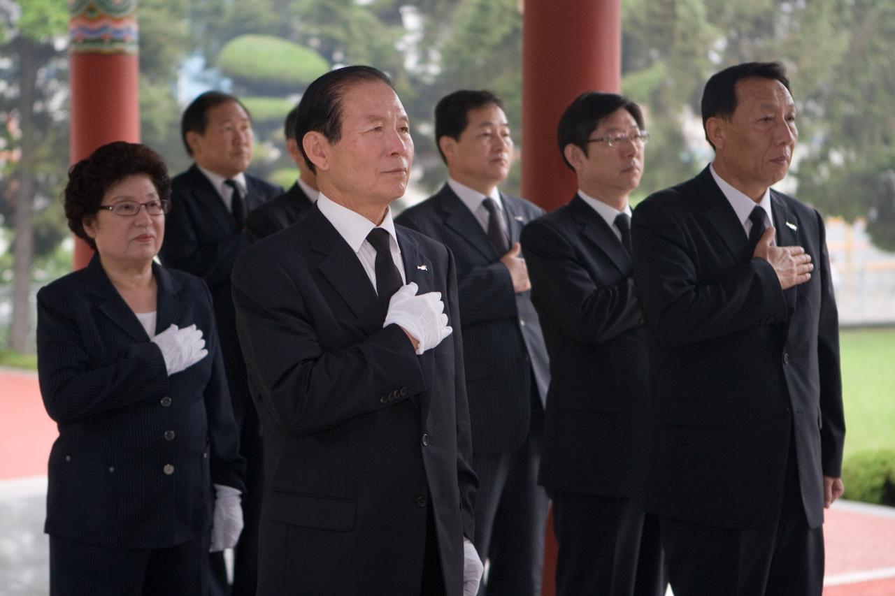 국기에 대한 경례를 하시는 시장님 부부와 관계자들