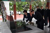 묘비에 국화꽃을 놓으시는 시장님부부사진(00007)