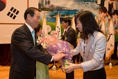 군산시장 취임 축하 꽃다발을 받으시는 시장님1사진(00055)