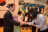 군산시장 취임 축하 꽃다발을 받으시는 시장님2사진(00056)