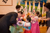 군산시장 취임 축하 꽃다발을 받으시는 시장님과 이용선 여사님1사진(00057)