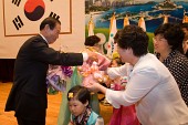 군산시장 취임 축하 꽃다발을 받으시는 시장님과 이용선 여사님3사진(00059)