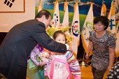 군산시장 취임 축하 꽃다발을 받으시는 시장님2사진(00060)