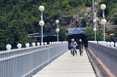 다리 밑을 바라보며 서있는 자전거를 탄 아주머니와 자전거를 타지않은 아주머니의 모습1사진(00002)