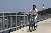 자전거를 타고 다리를 건너는 중년 아저씨사진(00009)