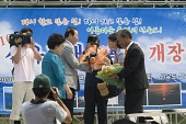 선유도 해수욕장 기장 기념 행사 무대에서 꽃다발을 받으시는 시장님 부부1사진(00001)