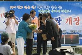 선유도 해수욕장 기장 기념 행사 무대에서 꽃다발을 받으시는 시장님 부부2사진(00002)