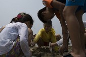 물빠진 해수욕장에서 조개를 캐는 관광객들의 모습8사진(00023)