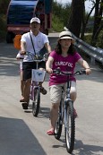자전거를 타며 선유도를 구경하는 가족의 모습사진(00038)
