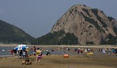 뒤로 망주봉이 보이는 선유도 해수욕장에서 놀고있는 관광객들3사진(00041)