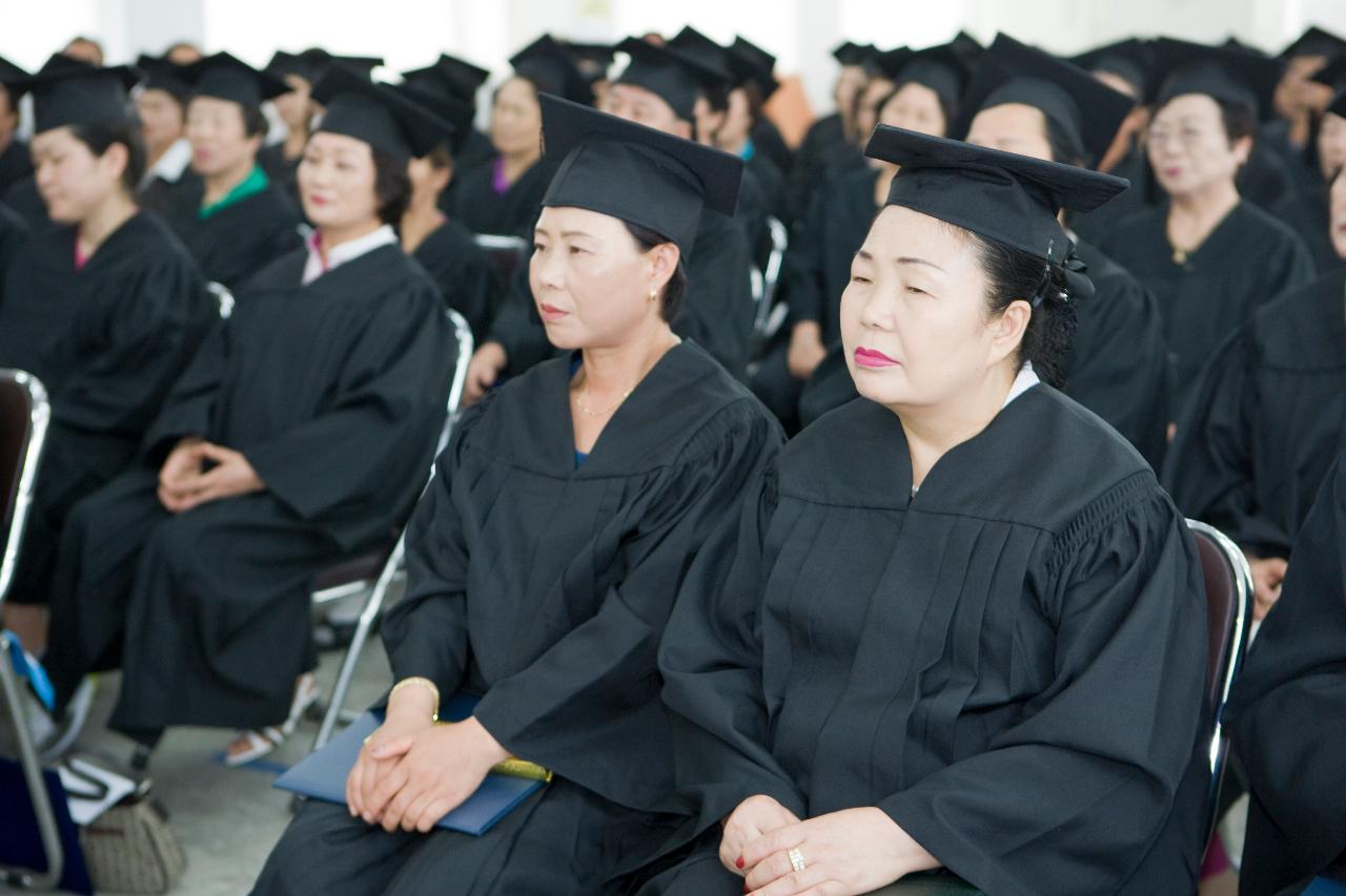 졸업식 축사를 하시는 시장님을 보는 졸업생들의 모습5