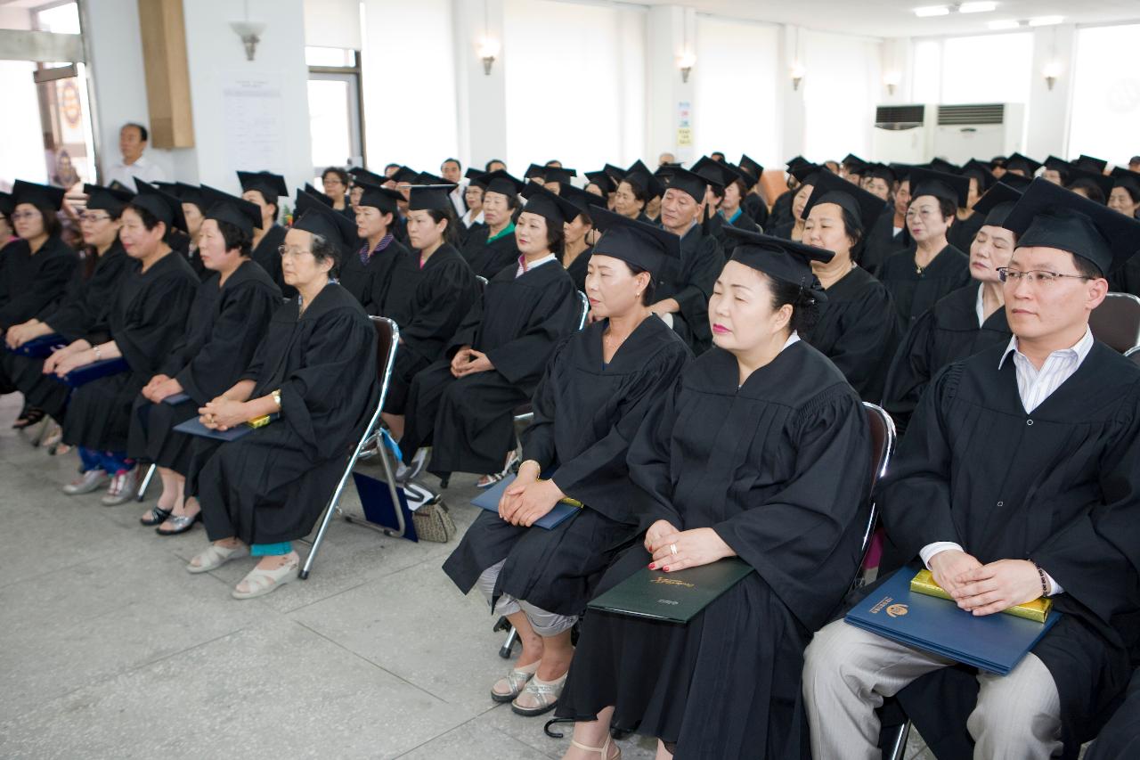 졸업식 축사를 하시는 시장님을 보는 졸업생들의 모습4