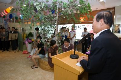 군산 헌혈의집 개소식 축사를 하시는 시장님과 헌혈의 집에 방문한 시민들의 모습4